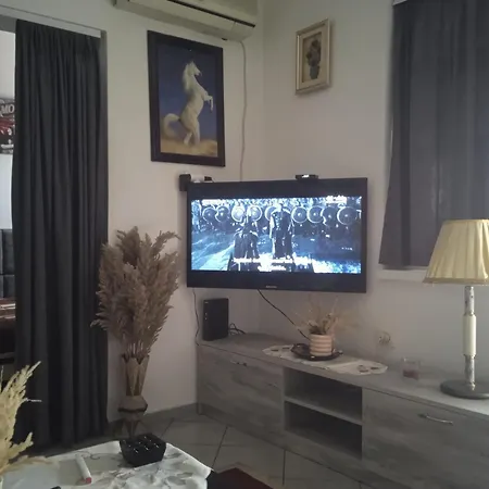Entire Crib In Center Of * Tirana