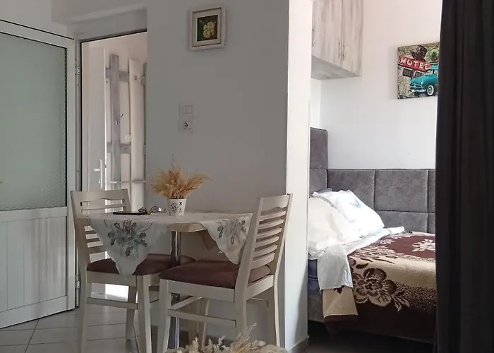 Studio Flat *